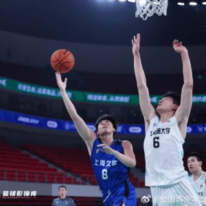 上海U21对阵上海交大赛场精彩图集：球队以66-72不敌对手